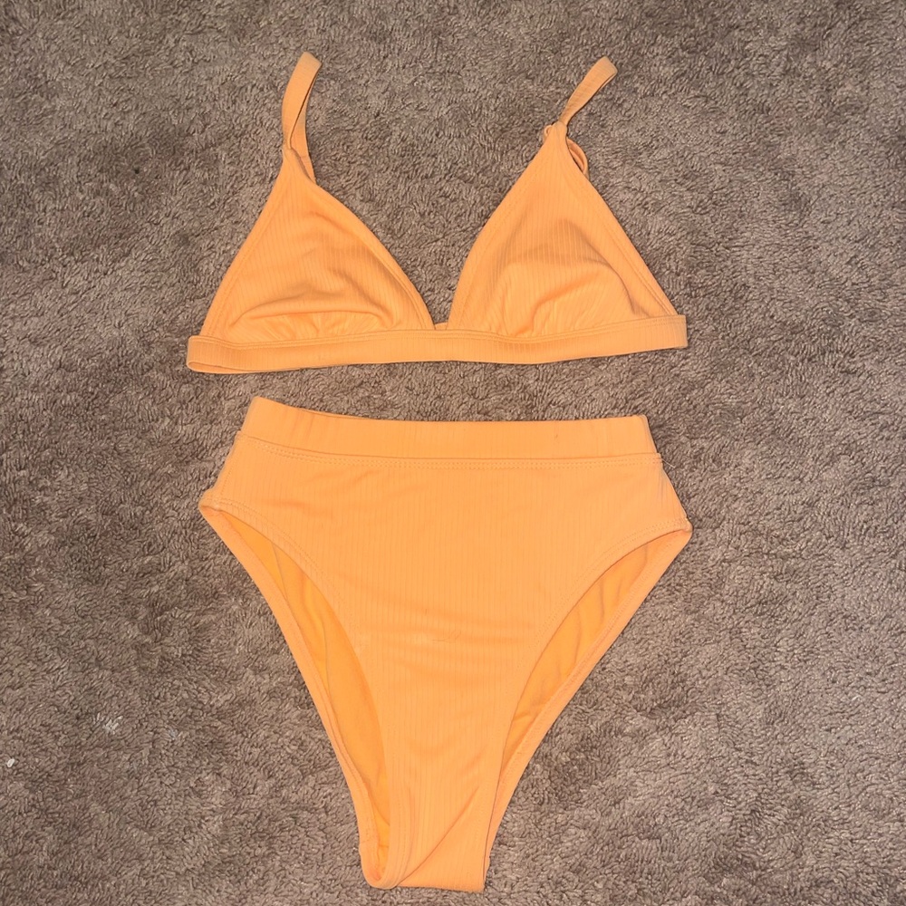 Target women's swimsuit. Top small, bottoms Xs.